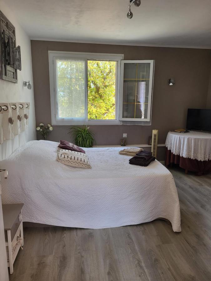 Chambre D'Hotes Le Chat Botte Espédaillac Exteriér fotografie